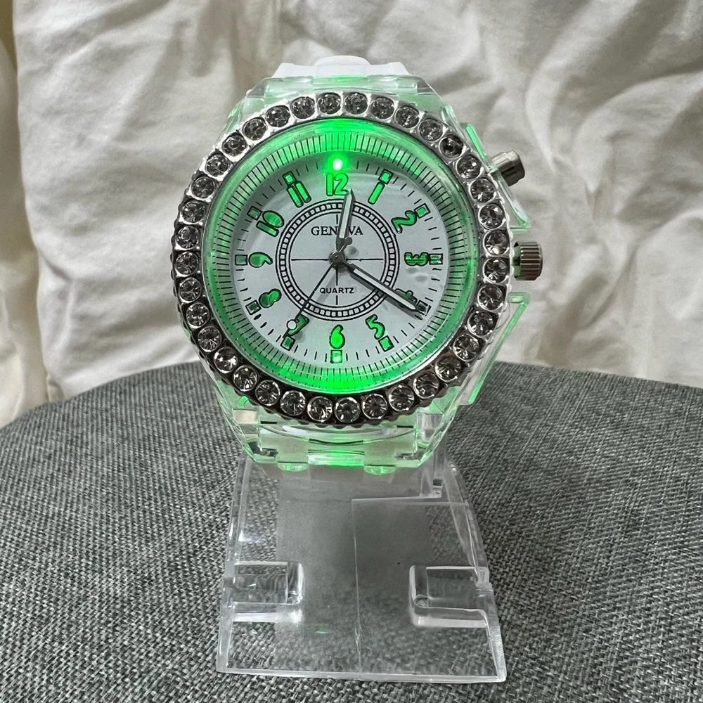 NWOT…GENEVA QUARTZ WATCH, WHITE BAND LED WATCH COLOR CHANGING. AMAZING ☑️